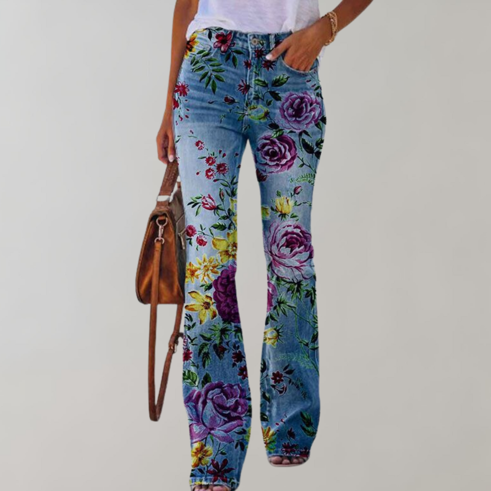 Met zijn trendy bloemenprint, comfortabele pasvorm, flatterende flare snit en veelzijdigheid, is deze broek perfect voor stijlvolle avonturen op warme dagen.