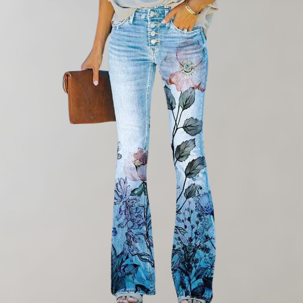 Met zijn trendy bloemenprint, comfortabele pasvorm, flatterende flare snit en veelzijdigheid, is deze broek perfect voor stijlvolle avonturen op warme dagen.