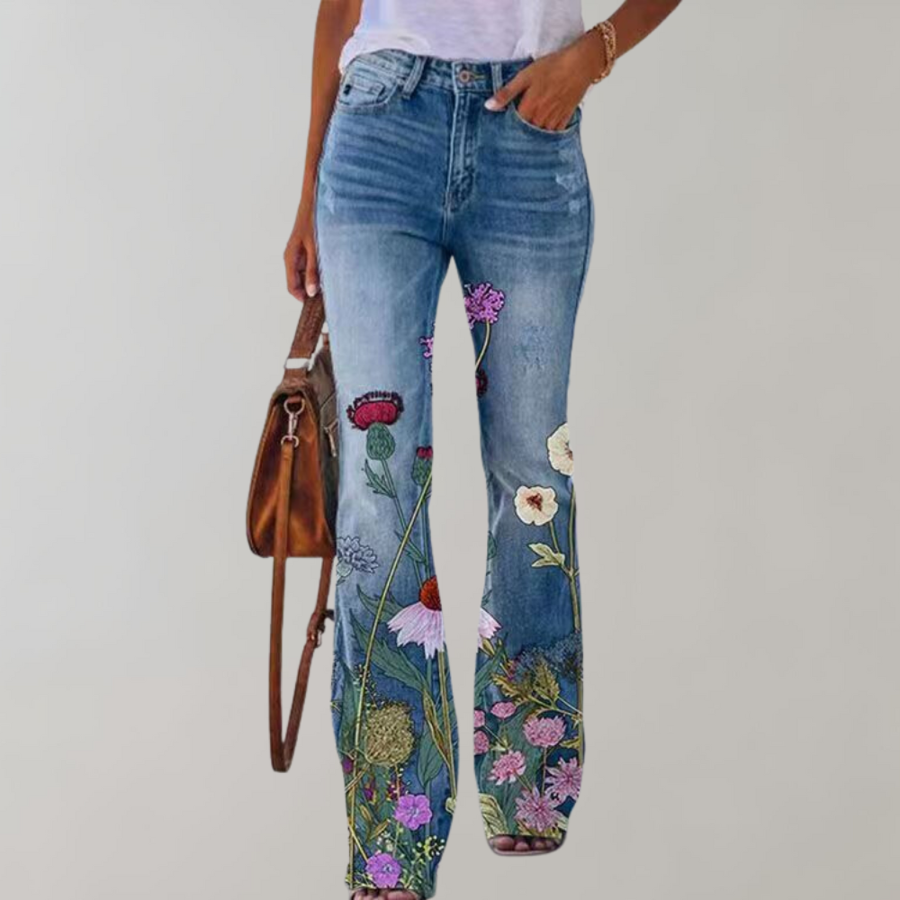 Met zijn trendy bloemenprint, comfortabele pasvorm, flatterende flare snit en veelzijdigheid, is deze broek perfect voor stijlvolle avonturen op warme dagen.