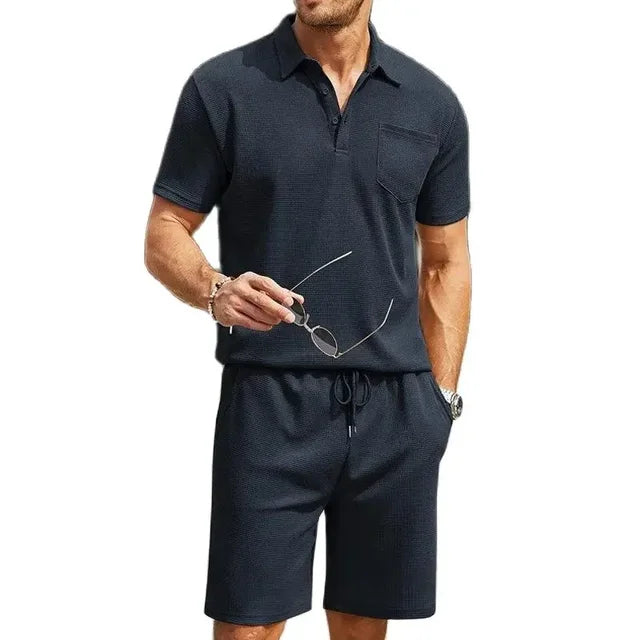 Deze set is perfect voor warme dagen, of je nu ontspant aan het strand of een casual dagje uit hebt gepland.