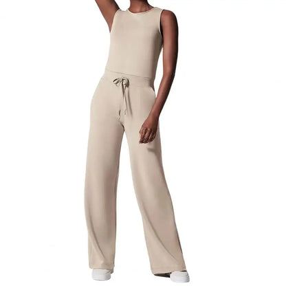 Model Draagt beige Comfy Mouwloze Dames Jumpsuit effe kleur