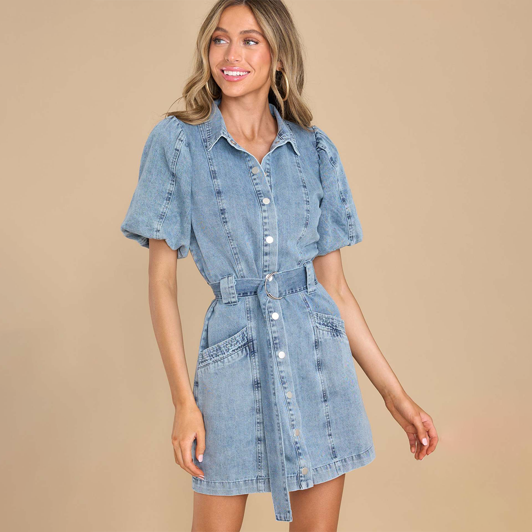 Deze jurk belichaamt casual chic en biedt een veelzijdige look die geschikt is voor verschillende gelegenheden, van een dagje winkelen tot een ontspannen strandwandeling.