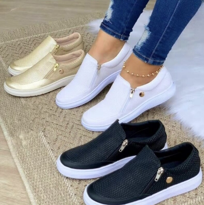 Model draagt casual sneakers schoenen ortopedische schoenen met ritssluiting instappers dames witte zool zwart wit goud