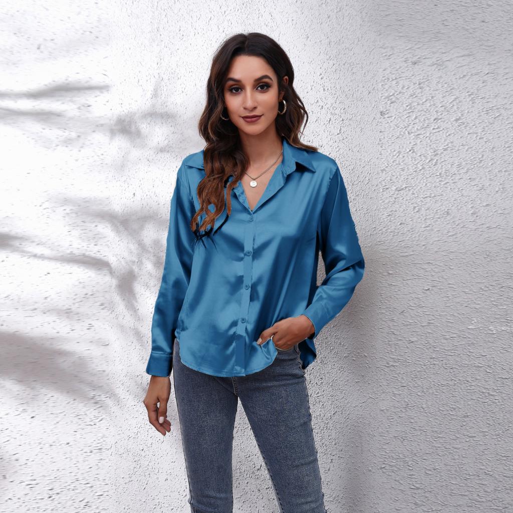 Deze blouse, gemaakt van hoogwaardig satijn, biedt een verfijnde en elegante uitstraling die perfect is voor elke zomerse gelegenheid.