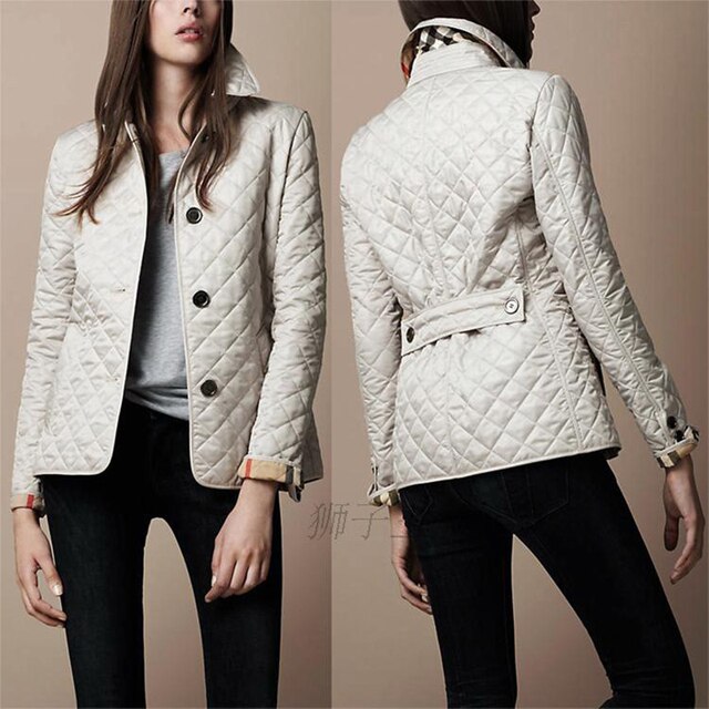 Dit jasje, ideaal voor zomerse dagen, combineert een elegant design met functionele details, waardoor het een must-have item is voor elke modebewuste vrouw.