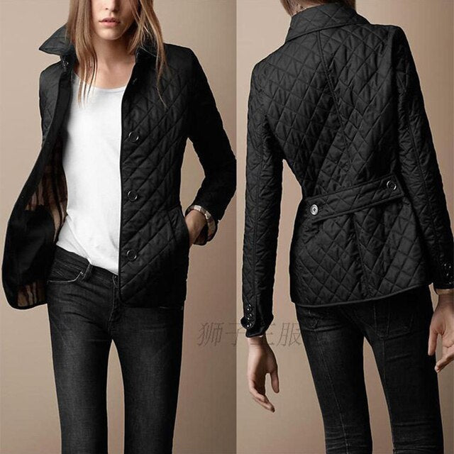 Dit jasje, ideaal voor zomerse dagen, combineert een elegant design met functionele details, waardoor het een must-have item is voor elke modebewuste vrouw.