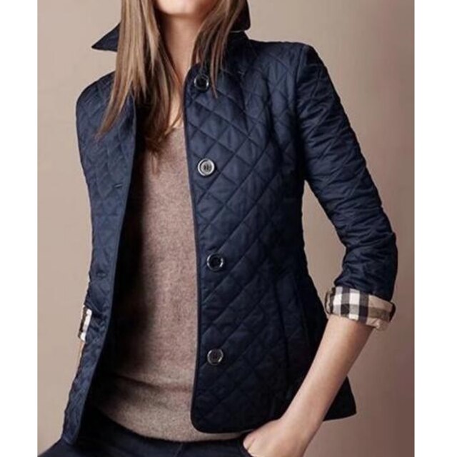 Dit jasje, ideaal voor zomerse dagen, combineert een elegant design met functionele details, waardoor het een must-have item is voor elke modebewuste vrouw.