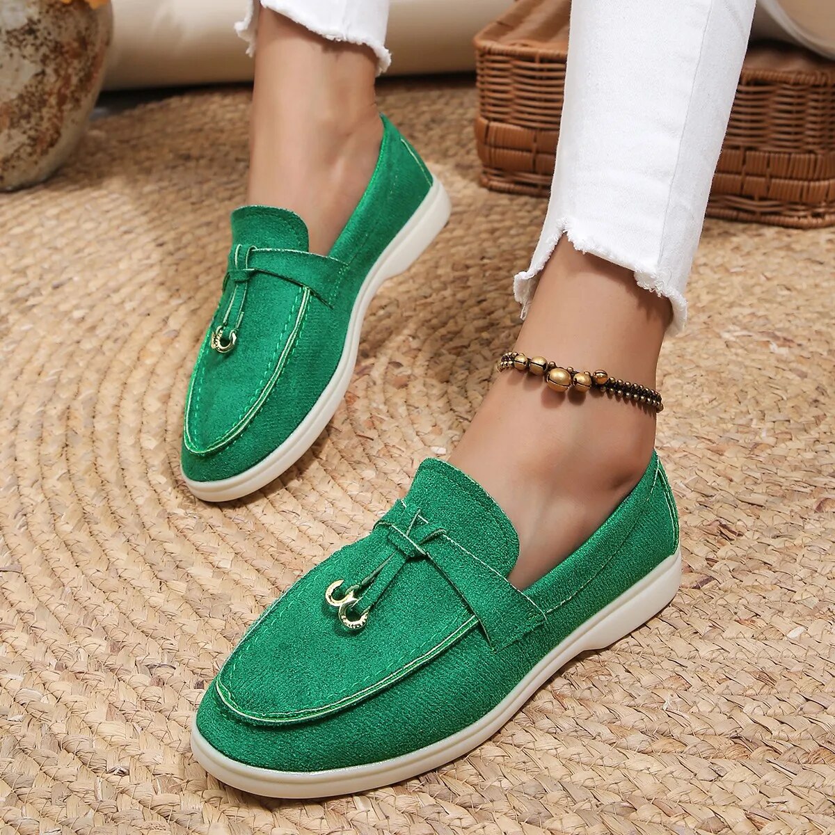 Elegante Groen Loafers Dames aan bij model wit damesschoenen comfortabel