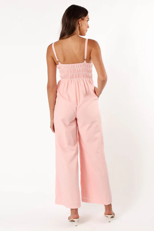 Model draagt Mouwloze Jumpsuit Met Wijde Pijpen stretch comfortabel zomer lente voorjaar outfit sandalen licht roze