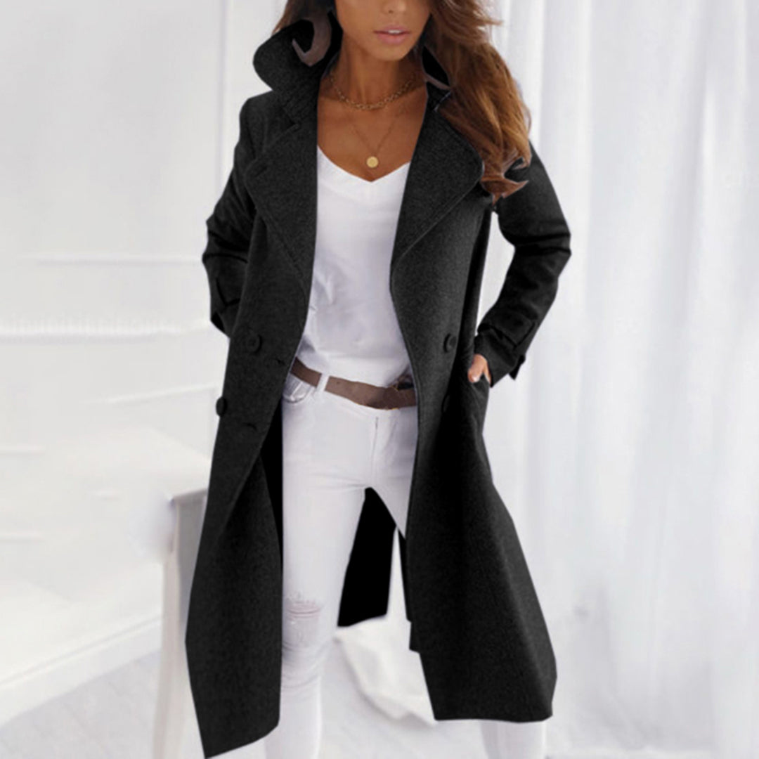 model draag elegante trenchcoat jas lange nette jas met zakken en knoopsluitingen jas voor de winter voor dames