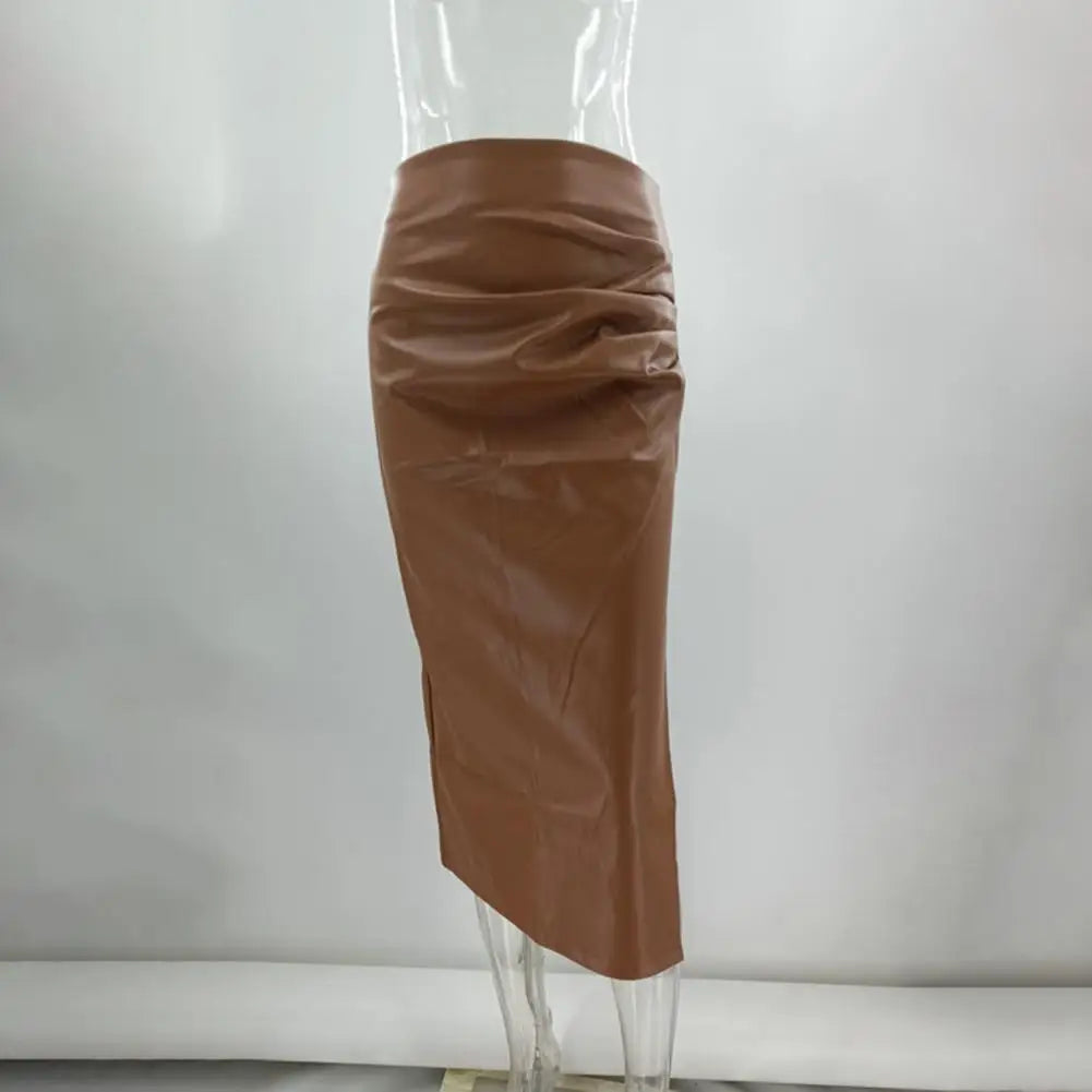 Deze stijlvolle maxi rok combineert het luxe uiterlijk van kunstleer met een verleidelijke open been detail, perfect voor warme zomerdagen en avonden.