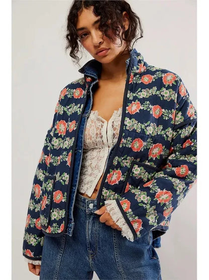 model draagt casual vintage zomerjas tussenjas voor dames lente jas met ronde hals en oversized look vrouwen jas jacket