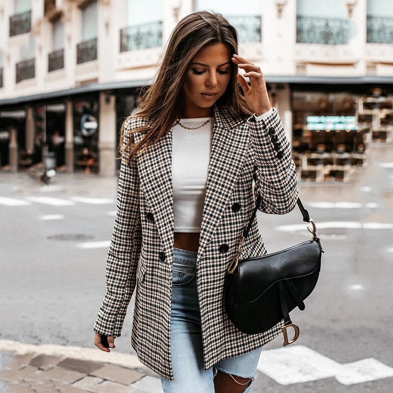 Deze stijlvolle blazer combineert klassieke charme met modern comfort, waardoor hij perfect is voor zowel zakelijke bijeenkomsten als casual uitstapjes.