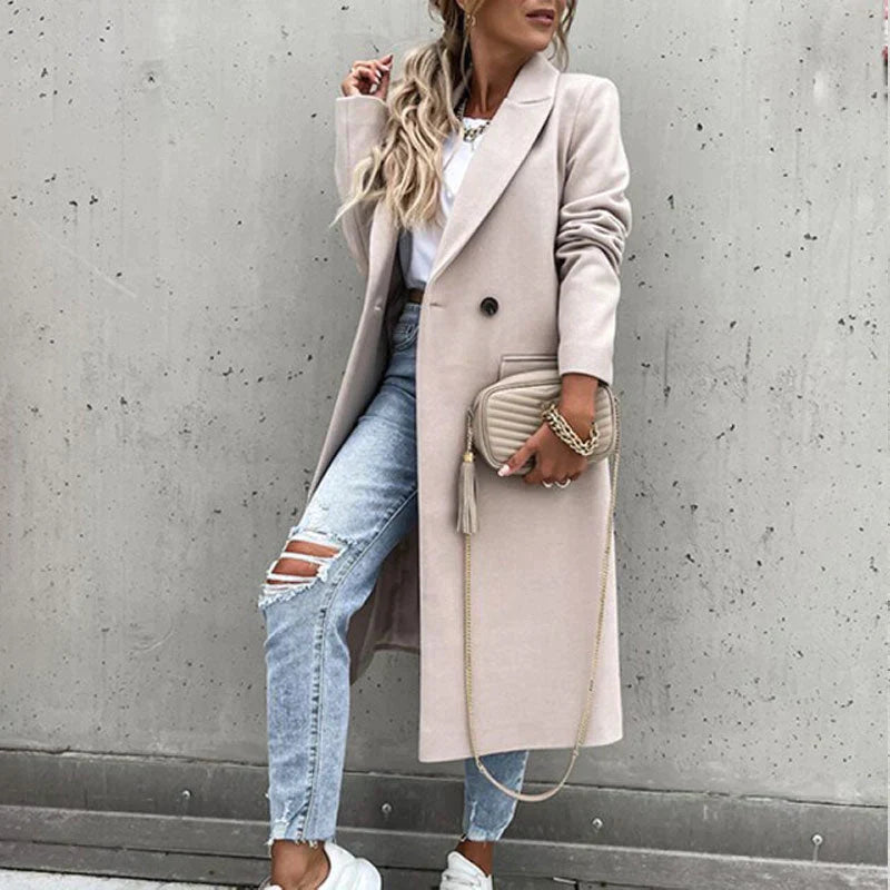 Model Lange Kasjmier Trenchcoat jas Met Knopen en handtas wit beige