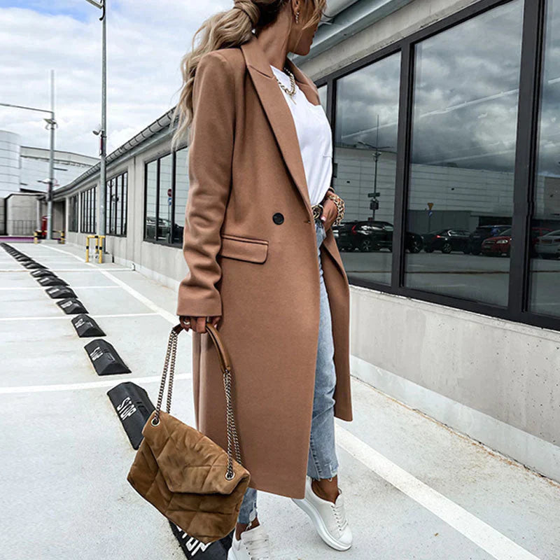 Model Lange Kasjmier Trenchcoat jas Met Knopen en handtas bruin