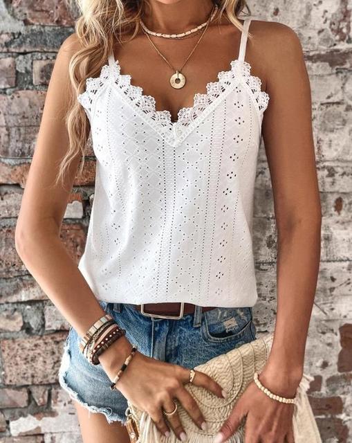 Model draagt sexy elegante kanten top met V-hals en spaghetti bandjes losse hempje vrouwen zomer dames top wit