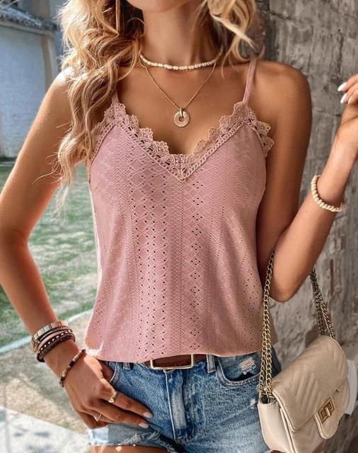 Model draagt sexy elegante kanten top met V-hals en spaghetti bandjes losse hempje vrouwen zomer dames top roze