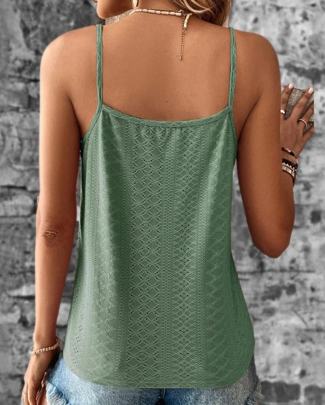 Model draagt sexy elegante kanten top met V-hals en spaghetti bandjes losse hempje vrouwen zomer dames top groen open rug