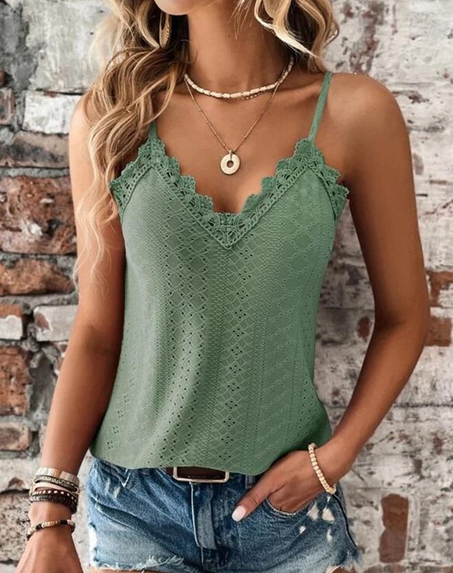 Model draagt sexy elegante kanten top met V-hals en spaghetti bandjes losse hempje vrouwen zomer dames top groen