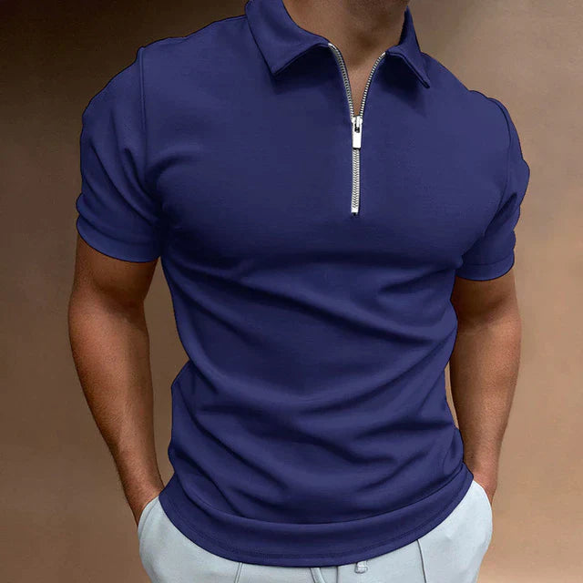 Deze polo combineert moeiteloos een sportieve uitstraling met het gemak van een ritssluiting, waardoor het een essentieel kledingstuk is voor elke moderne man.