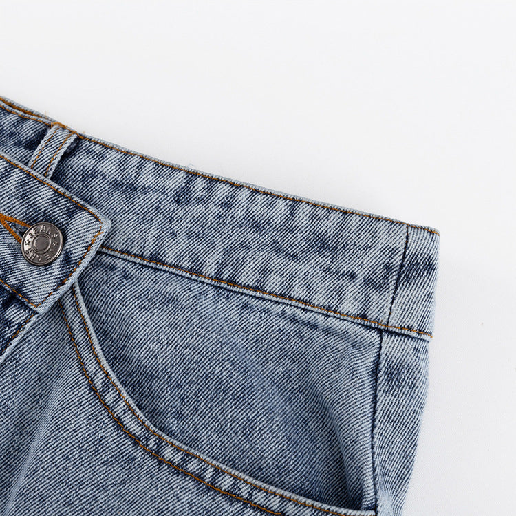 Perfect voor warme dagen, deze stijlvolle denim rok biedt een flatterende pasvorm en een veelzijdige look die moeiteloos overgaat van casual naar chic.