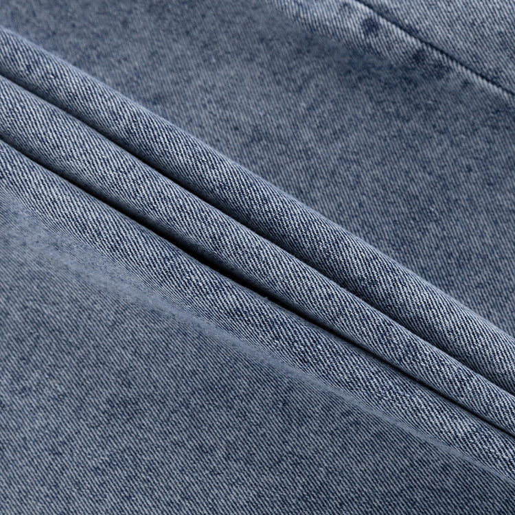 Perfect voor warme dagen, deze stijlvolle denim rok biedt een flatterende pasvorm en een veelzijdige look die moeiteloos overgaat van casual naar chic.