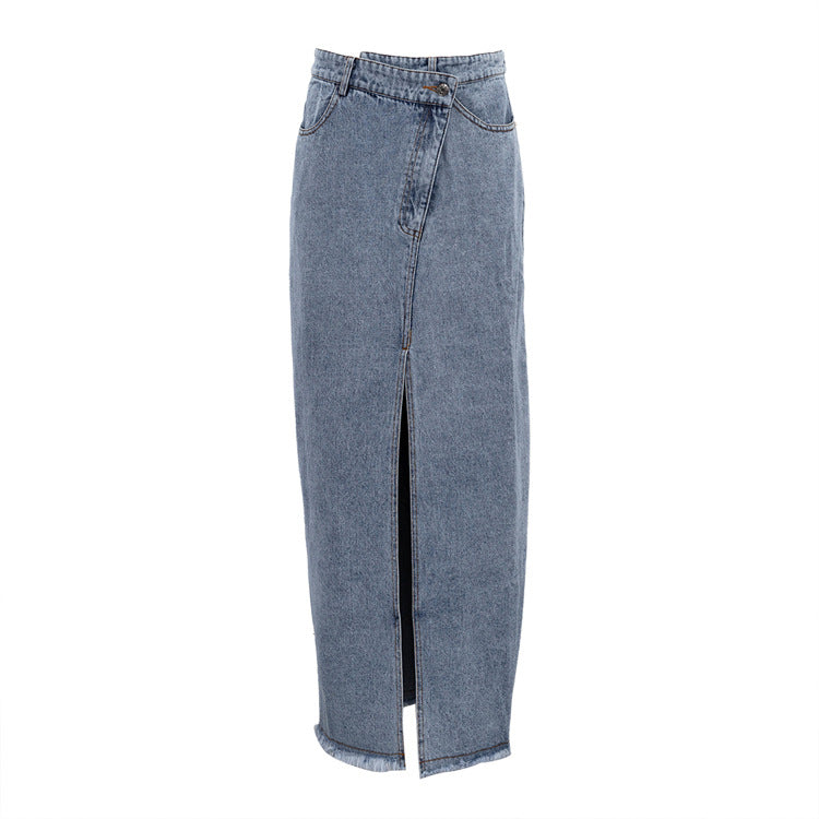 Perfect voor warme dagen, deze stijlvolle denim rok biedt een flatterende pasvorm en een veelzijdige look die moeiteloos overgaat van casual naar chic.