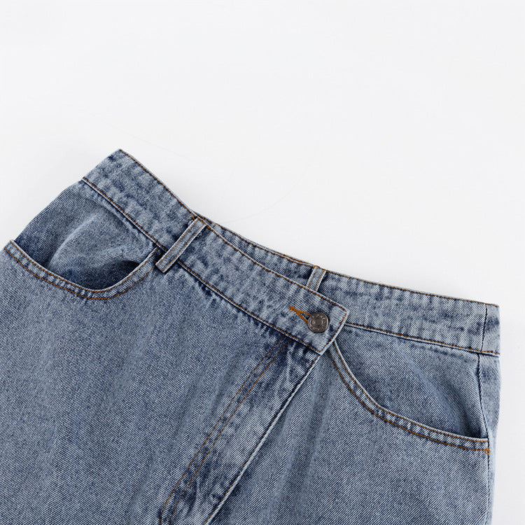 Perfect voor warme dagen, deze stijlvolle denim rok biedt een flatterende pasvorm en een veelzijdige look die moeiteloos overgaat van casual naar chic.