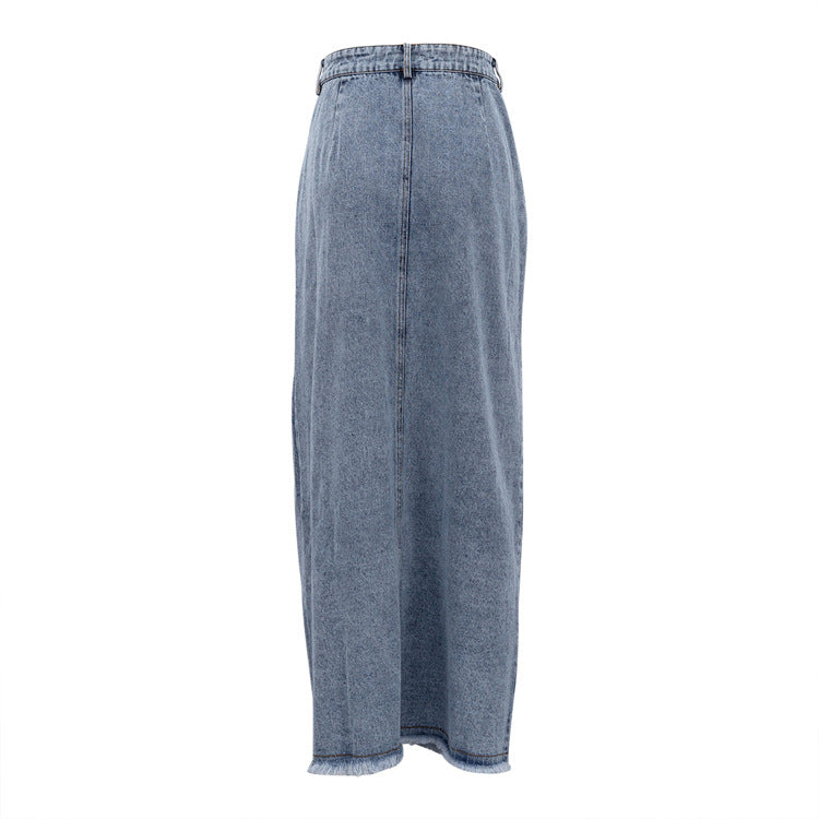 Perfect voor warme dagen, deze stijlvolle denim rok biedt een flatterende pasvorm en een veelzijdige look die moeiteloos overgaat van casual naar chic.