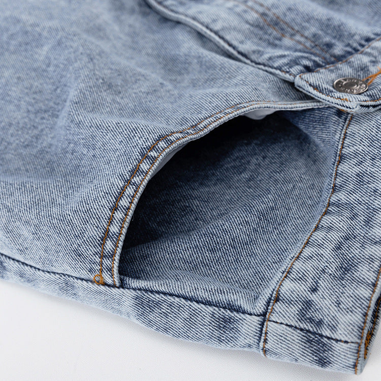 Perfect voor warme dagen, deze stijlvolle denim rok biedt een flatterende pasvorm en een veelzijdige look die moeiteloos overgaat van casual naar chic.