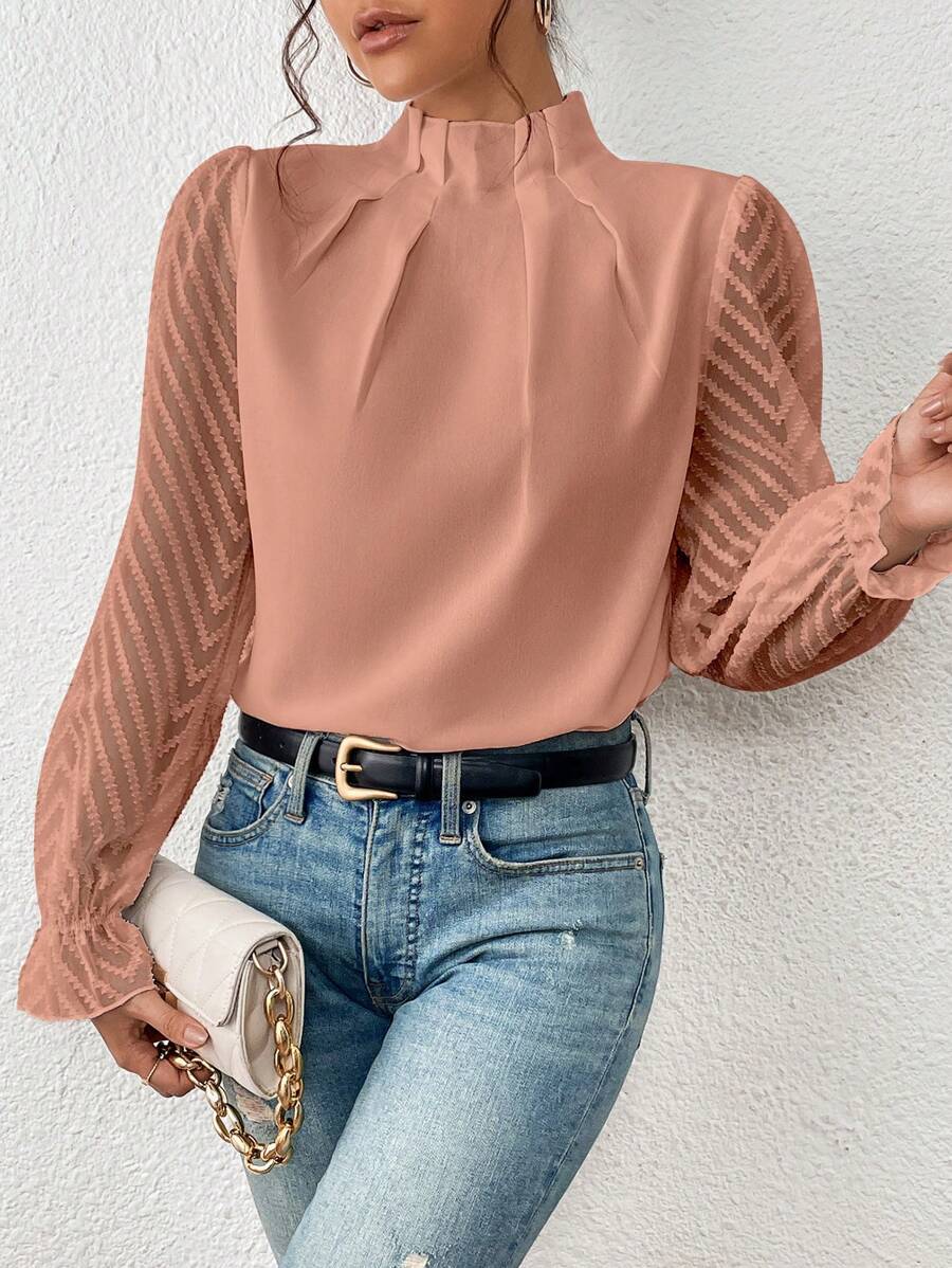 Deze luchtige en moeiteloos chique blouse is perfect voor warme dagen en biedt een combinatie van comfort, veelzijdigheid en tijdloze elegantie.