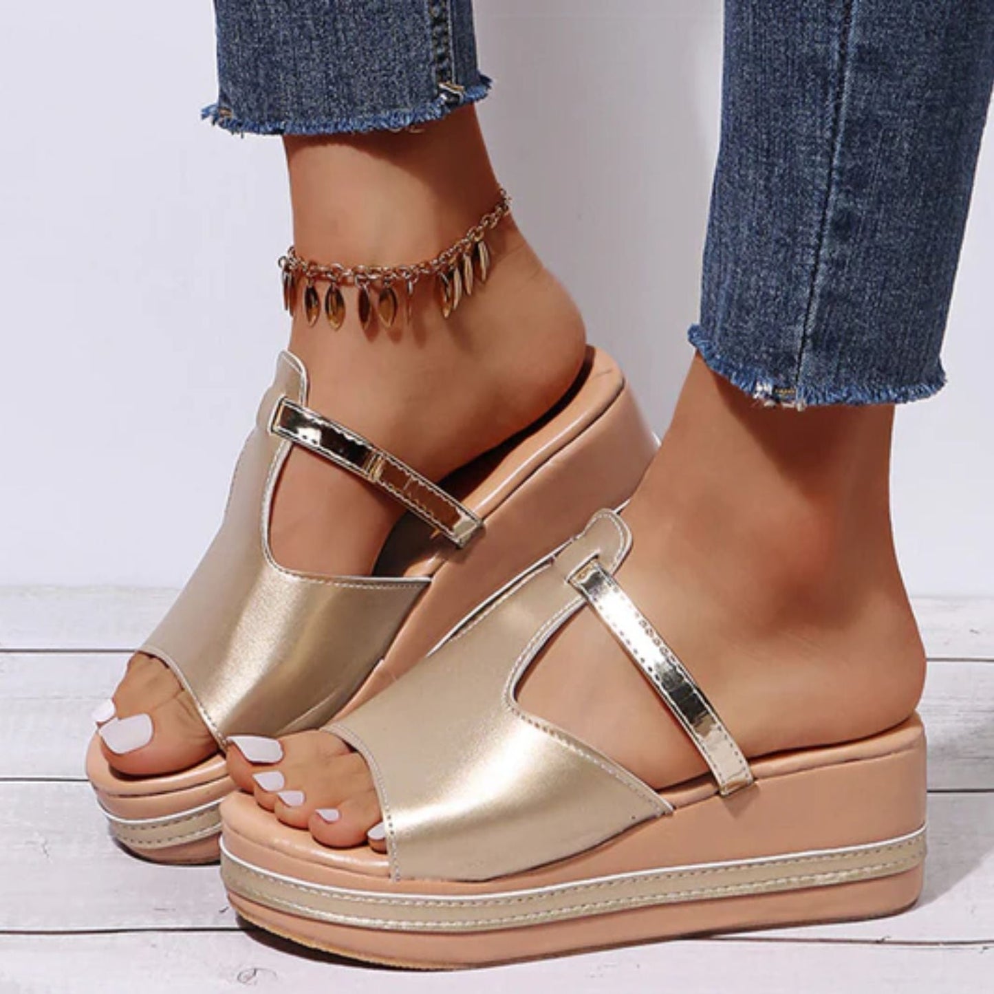 Deze sandalen combineren eigentijds design met orthopedische ondersteuning, ideaal voor wie op zoek is naar comfort zonder concessies te doen aan stijl.