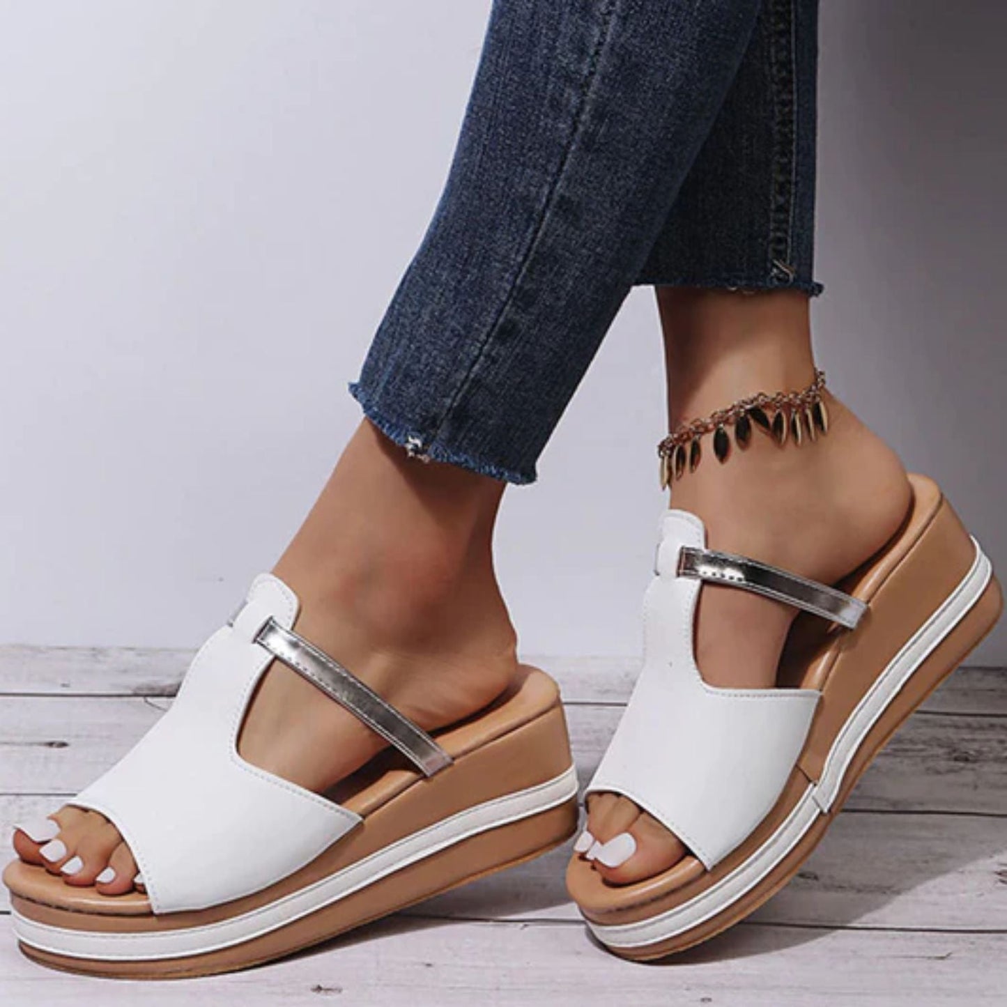 Stap in luxe met onze elegante orthopedische sandalen en ervaar de perfecte harmonie van comfort en stijl.