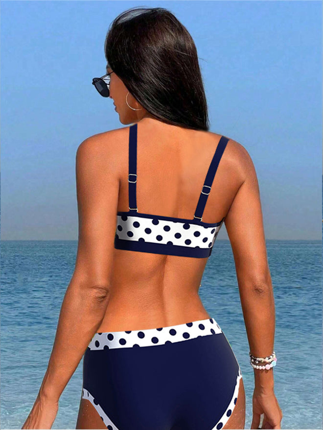 Deze bikini combineert een flatterende pasvorm met een tijdloos ontwerp, perfect voor zonnige dagen aan het strand of bij het zwembad.