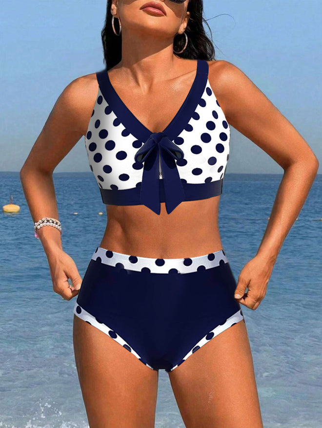 Deze bikini combineert een flatterende pasvorm met een tijdloos ontwerp, perfect voor zonnige dagen aan het strand of bij het zwembad.