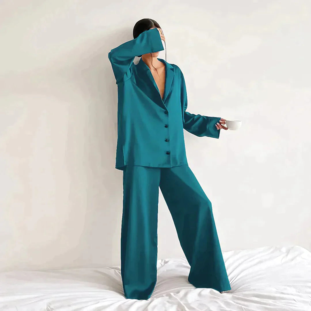 Model draagt Satijnen Pyjama Set Met Knoopsluiting Dames cyan blauw