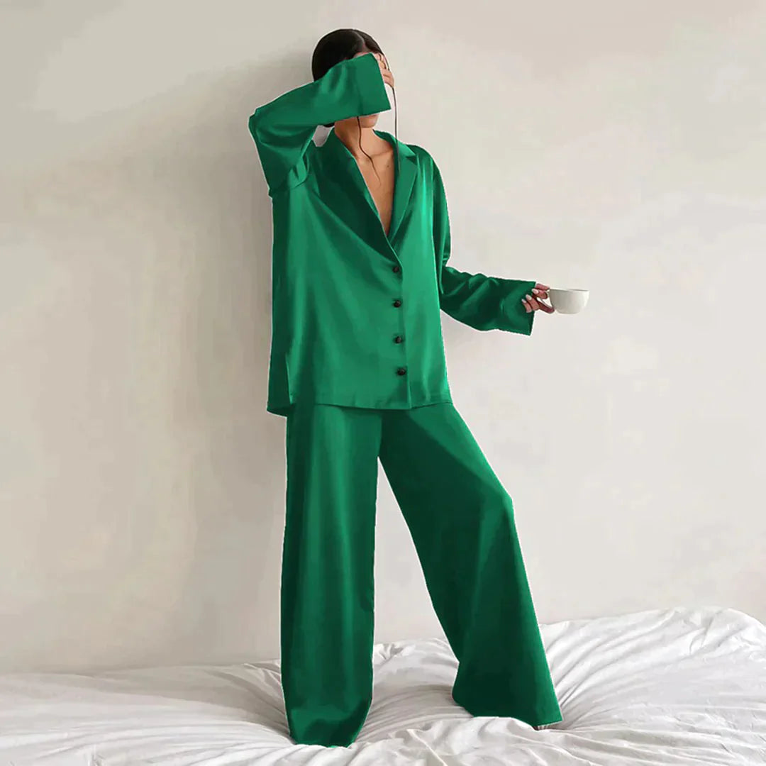 Model draagt Satijnen Pyjama Set Met Knoopsluiting Dames groen