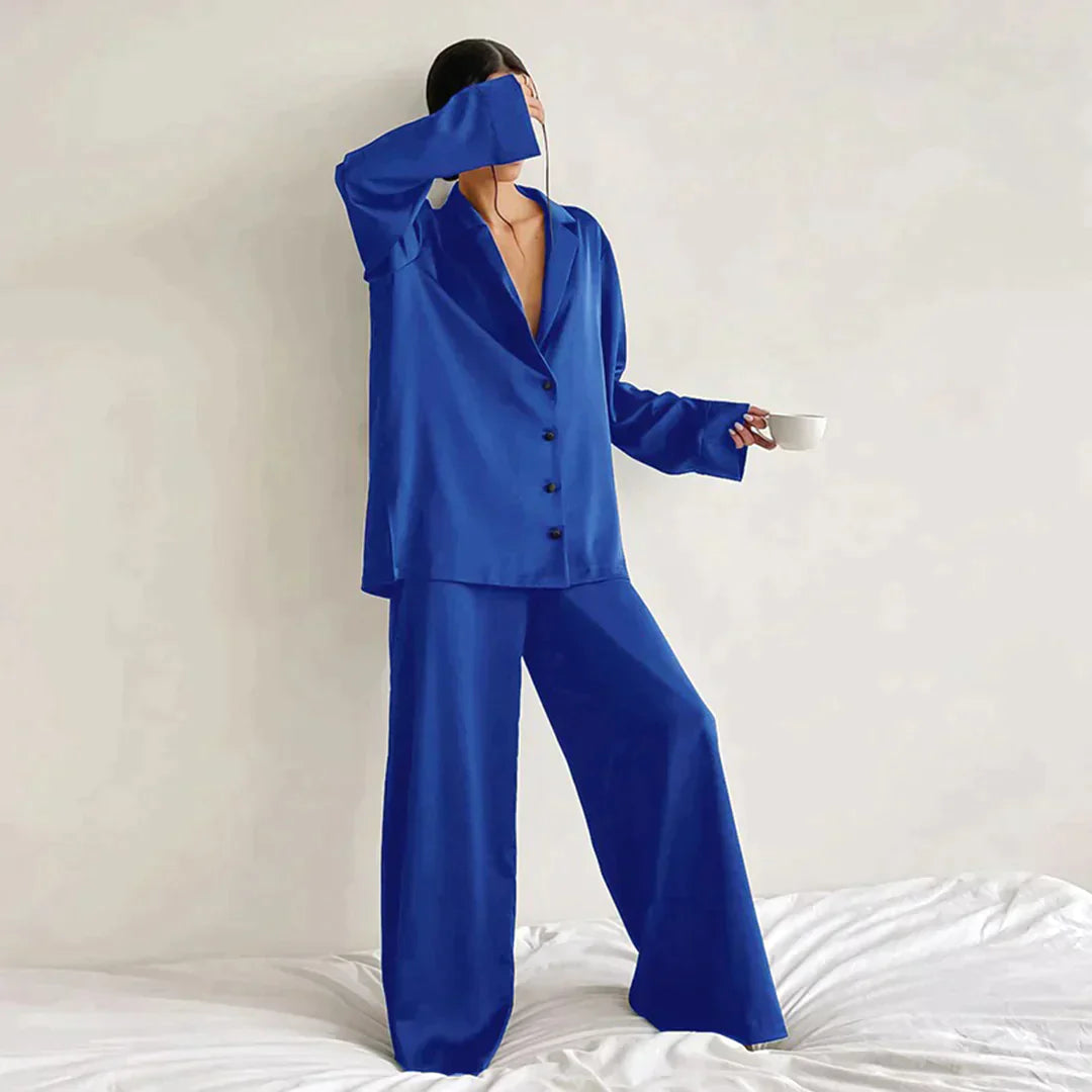 Model draagt Satijnen Pyjama Set Met Knoopsluiting Dames blauw