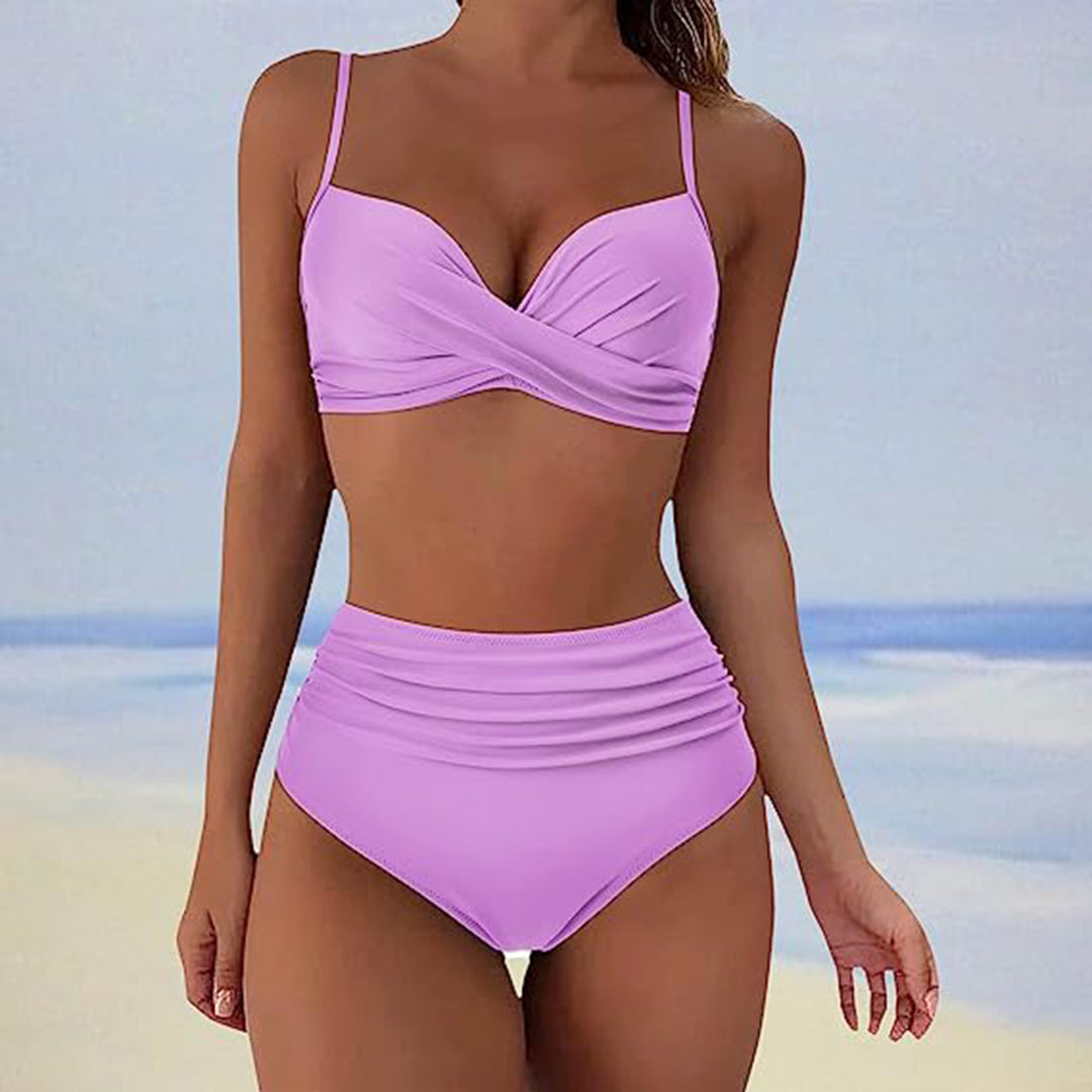 Gemaakt van zachte en elastische materialen, biedt deze bikini ultiem comfort en bewegingsvrijheid tijdens al je zomerse activiteiten.