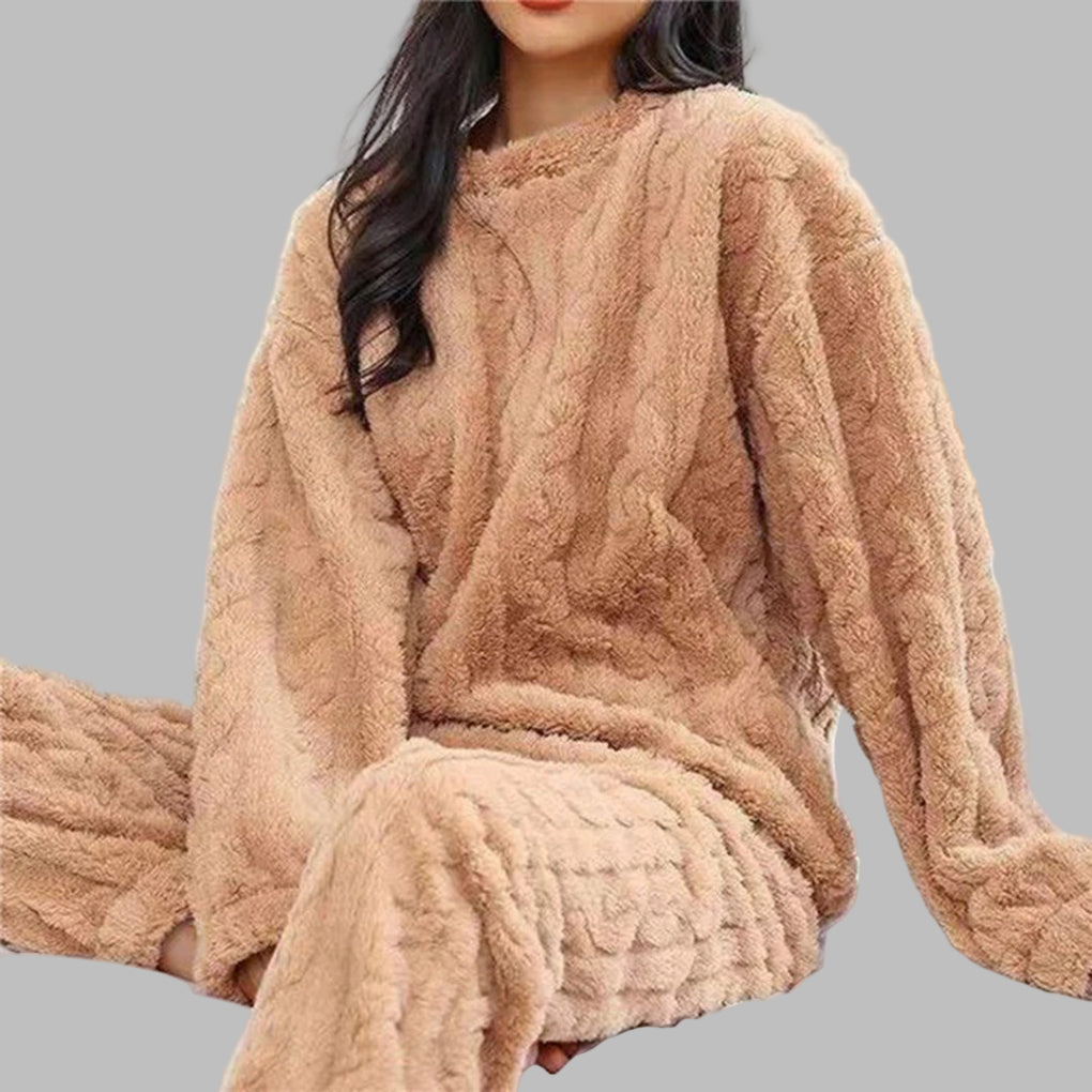 Vrouw in zachte, beige pyjamaset van fleece, zittend op bed. Comfortabele, warme nachtkleding voor dames. Perfect voor koude nachten.