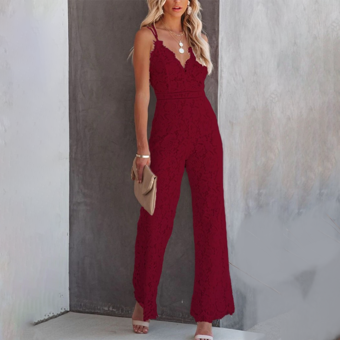 model draagt elegante jumpsuit met spaghetti bandjes zomerse jumpsuit voorjaar lente wijde pijp rood