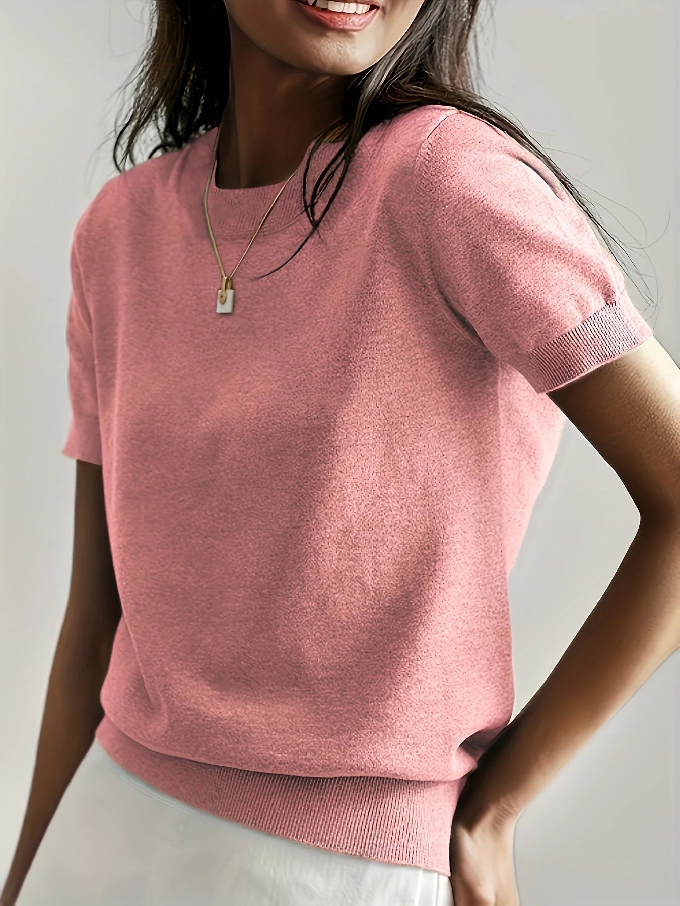 Model draagt Casual trui met korte mouwen voor lente en zomer voorjaar met ketting roze