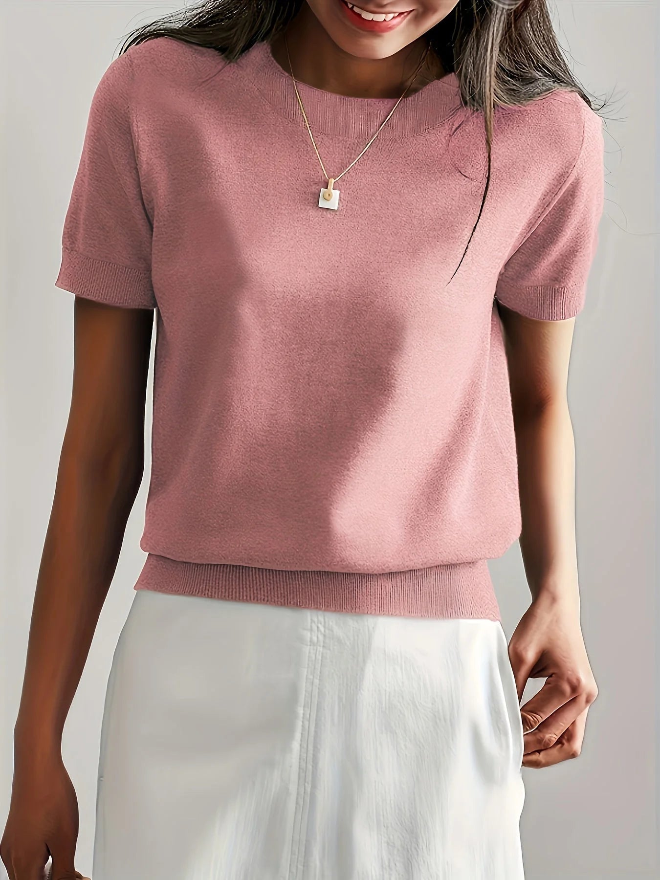 Model draagt Casual trui met korte mouwen voor lente en zomer voorjaar met ketting roze