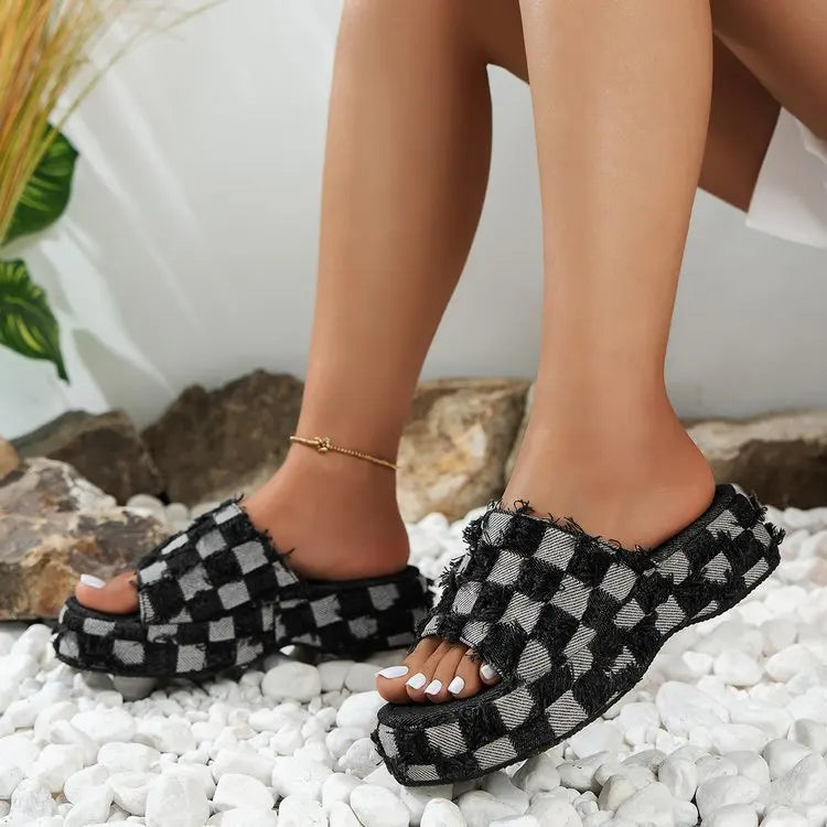 Deze modieuze slippers zijn perfect voor warme dagen, met een trendy print die je look direct een speelse twist geeft.