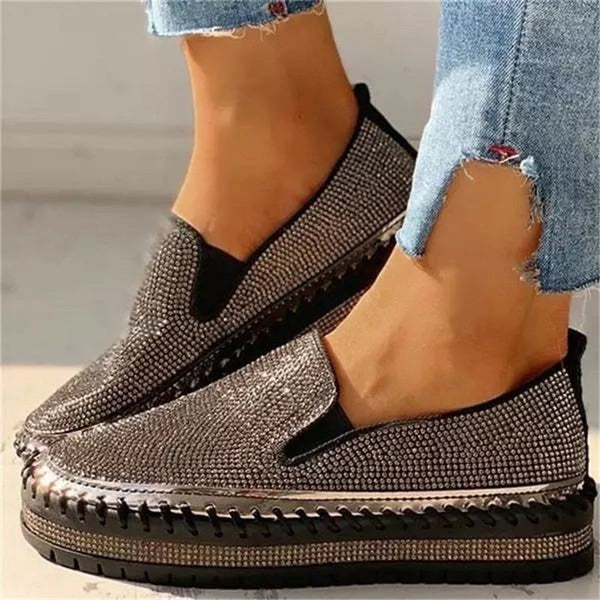 Deze schoenen combineren een ergonomisch ontwerp met tijdloze elegantie, perfect voor langdurig dragen tijdens warme dagen