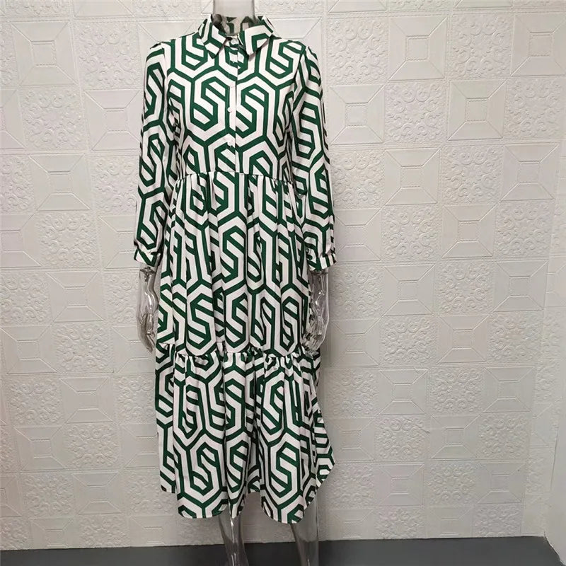  Deze jurk combineert een speelse geometrische print met comfortabele lange mouwen, ideaal voor een moeiteloos chique look tijdens warme dagen. 