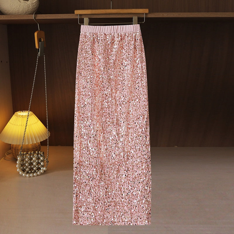 Deze prachtige rok straalt glamour uit met zijn sprankelende glitterstof en heeft een tijdloos ontwerp dat je silhouet flatteert en een vleugje luxe toevoegt aan je zomergarderobe.