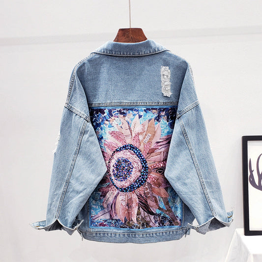 Deze trendy jas combineert tijdloos denim met opvallende prints, perfect voor een modieuze en comfortabele look.