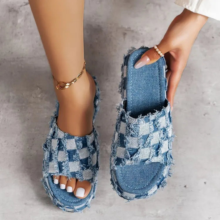 Deze modieuze slippers zijn perfect voor warme dagen, met een trendy print die je look direct een speelse twist geeft.