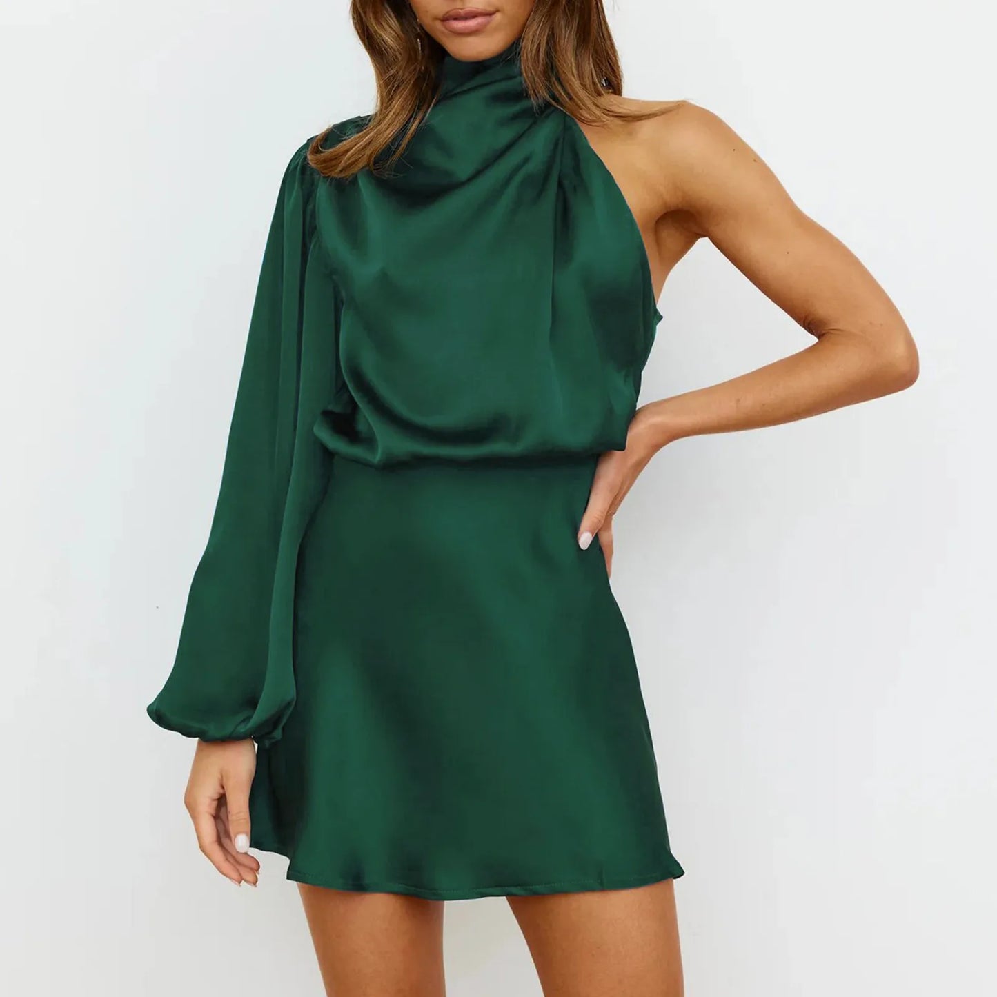  Deze elegante jurk combineert luxueus satijn met een trendy halterontwerp en gepofte mouwen, perfect voor warme zomerdagen en avondfeesten. 